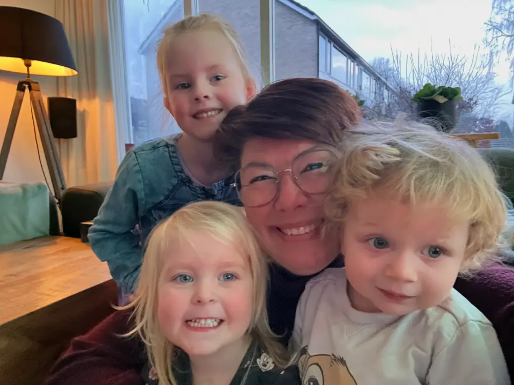 Jolanda Zegers met opvangkindjes